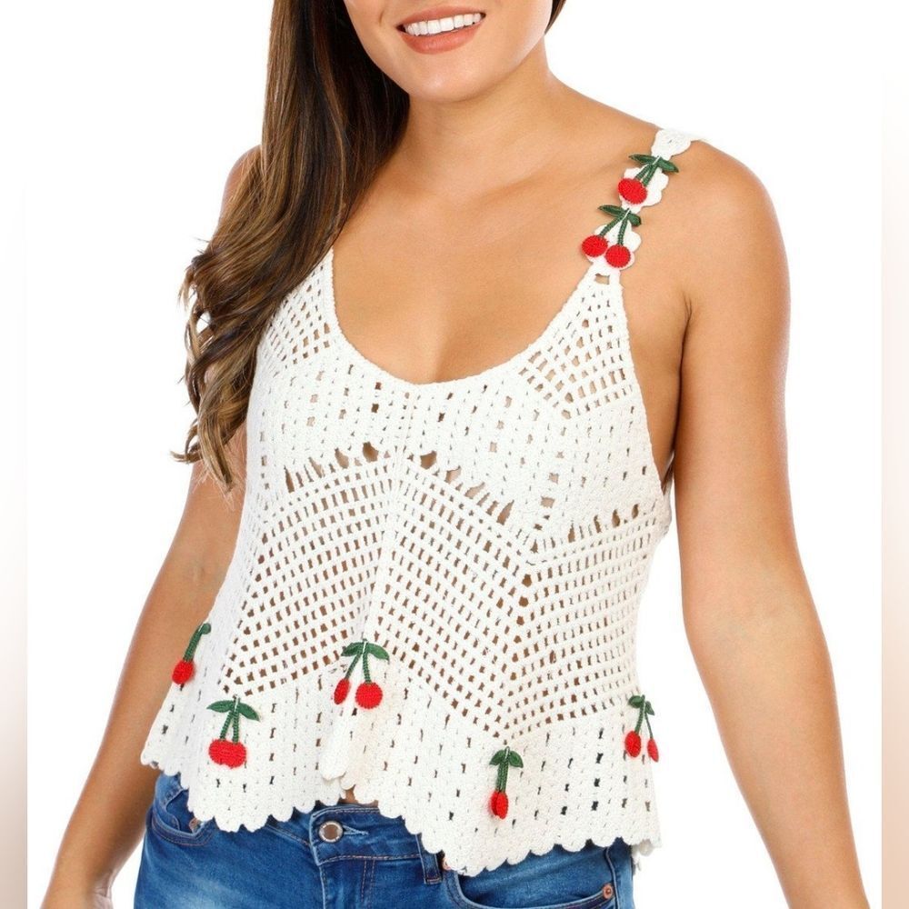 ☔️🩵NWT Rebellion Ivory Cherries Crochet Knit Sleeveless Top Medium